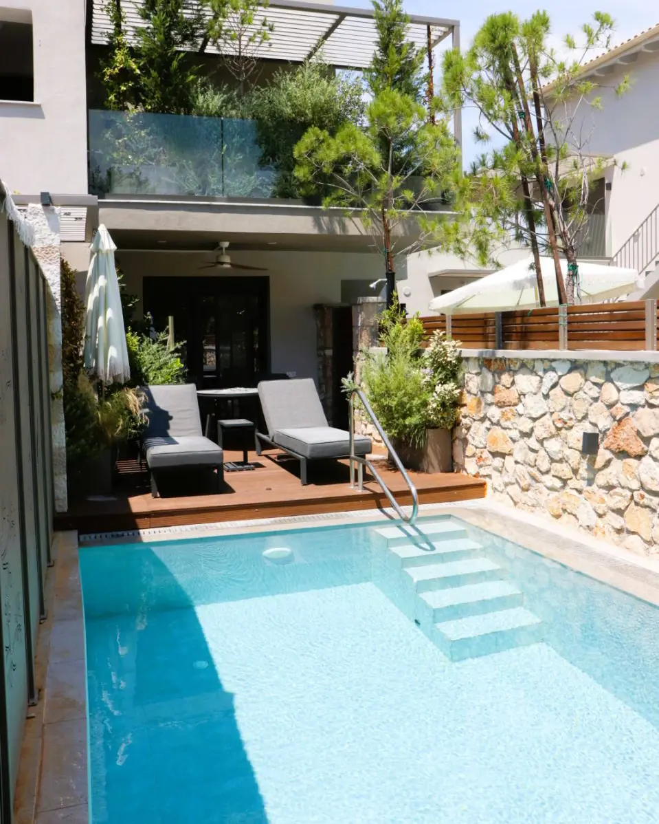 villa-pool2.webp
